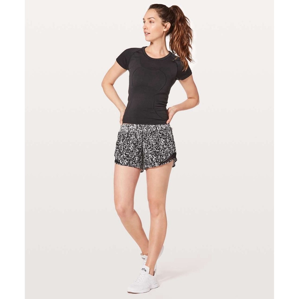 Lululemon Hotty Hot Ice Breaker Short shorts Size 6 4" inseam bright black white